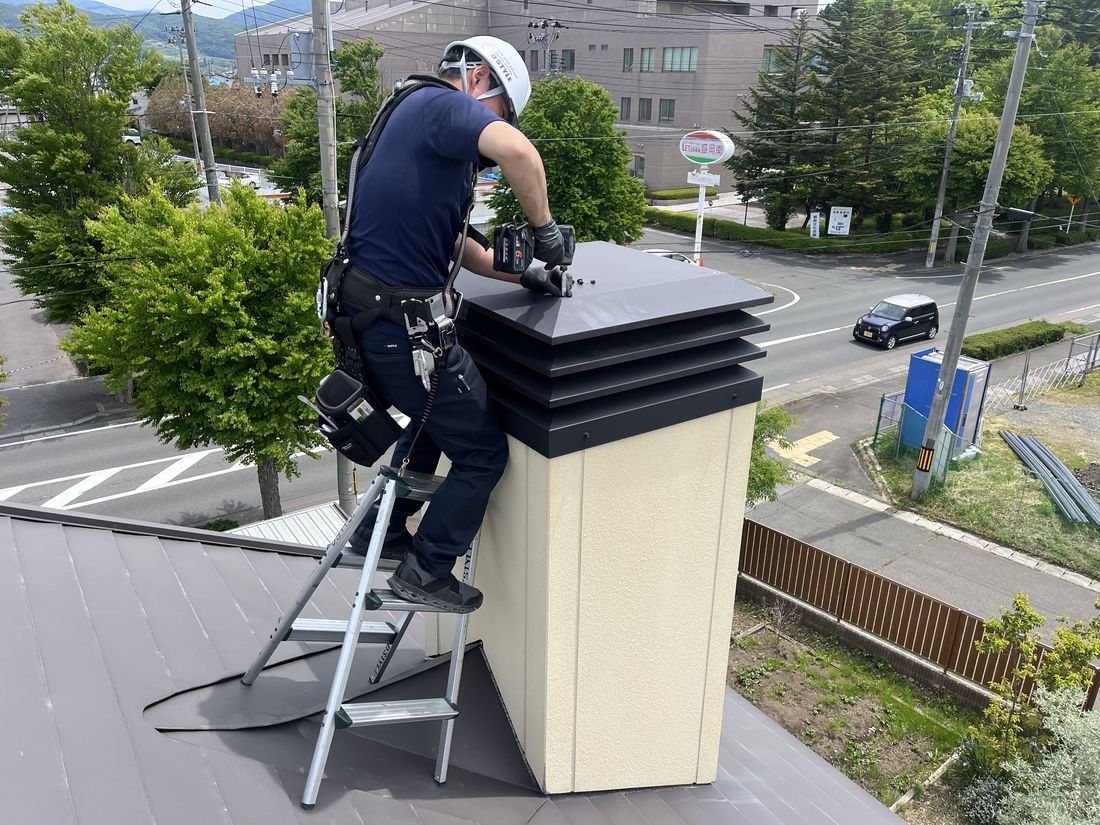 屋根上の角トップの清掃