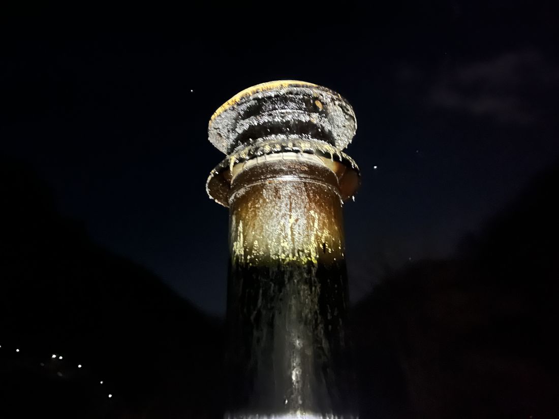 冬の夜、ヘッドライトの灯りで浮かぶ煙突トップ（岩手県岩泉町）