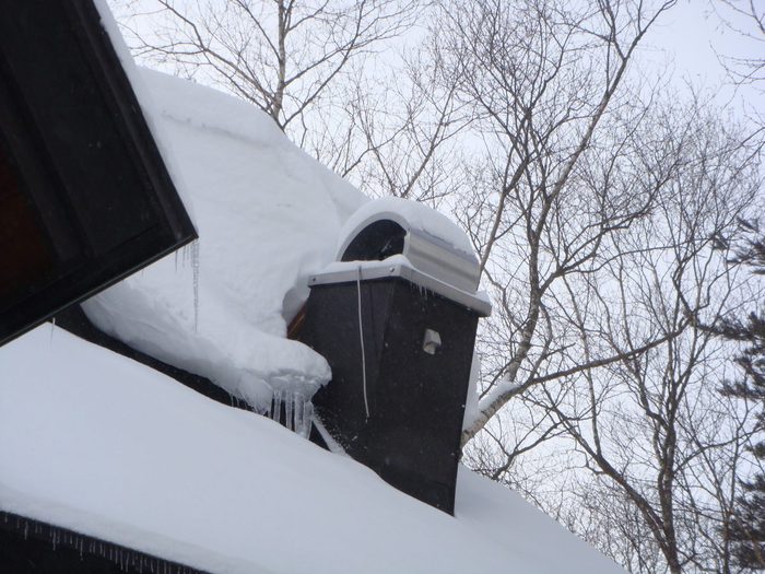 豪雪の屋根と煙突。岩手の冬