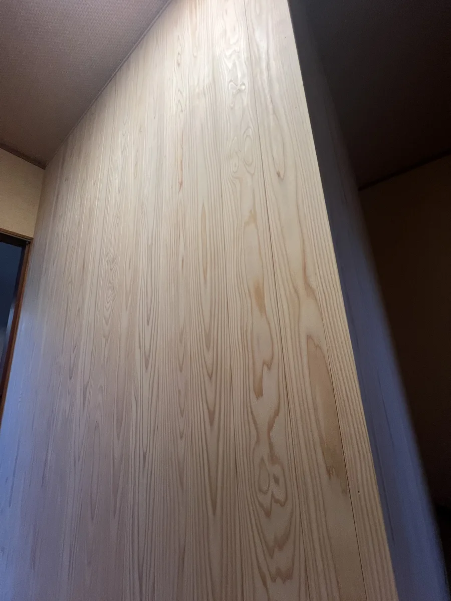 白木の壁の木目。和室になじむ仕上げ