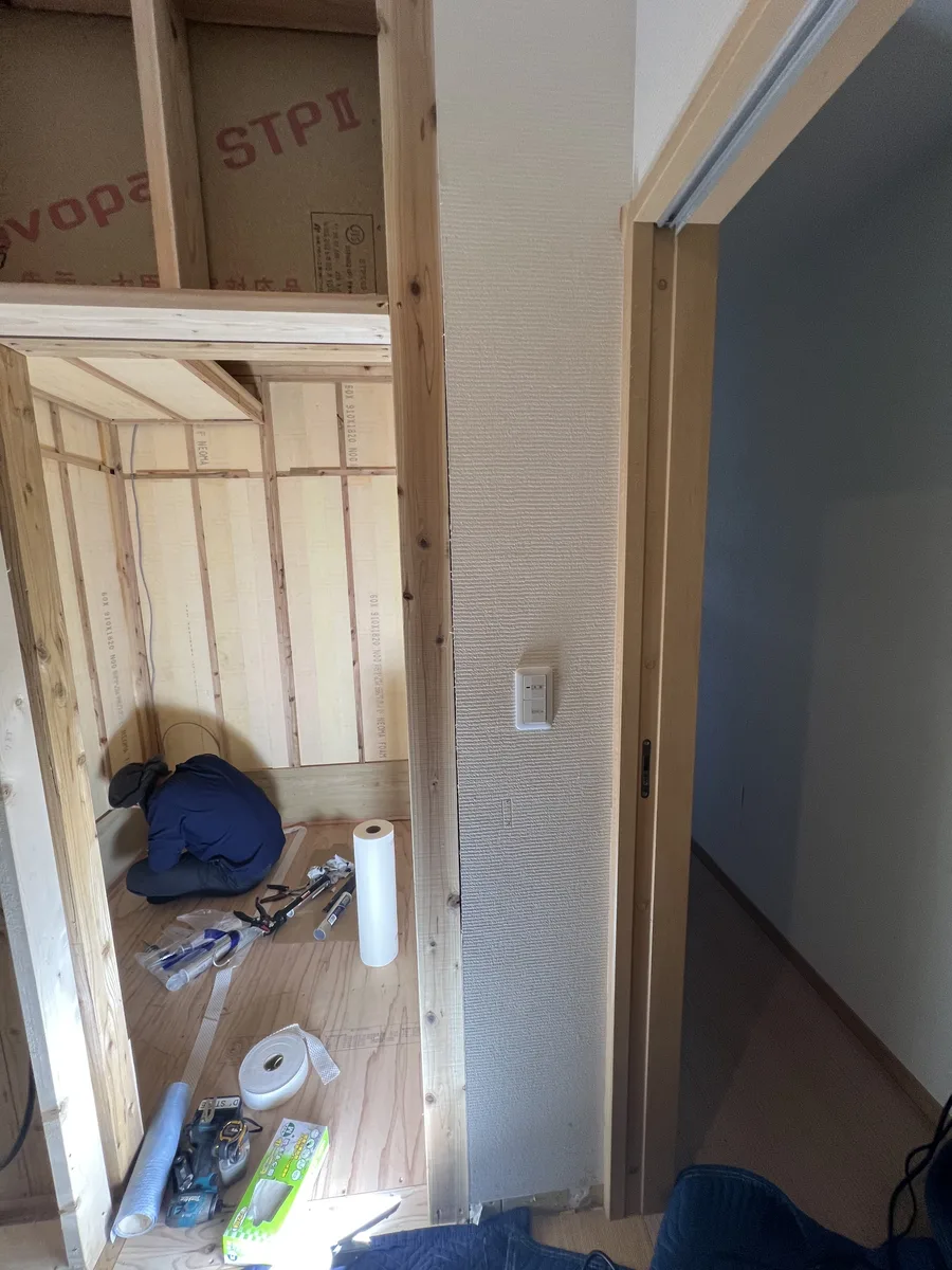 和室の壁を解体し、サウナ室一室ぶんの骨組みを起こした状態を見下ろしたところ