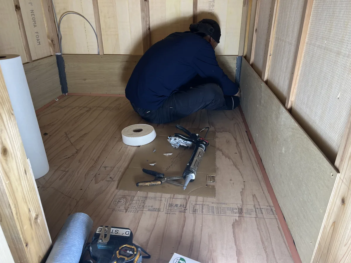 床と壁の取り合いの目地を、シーリングで止めていく施工