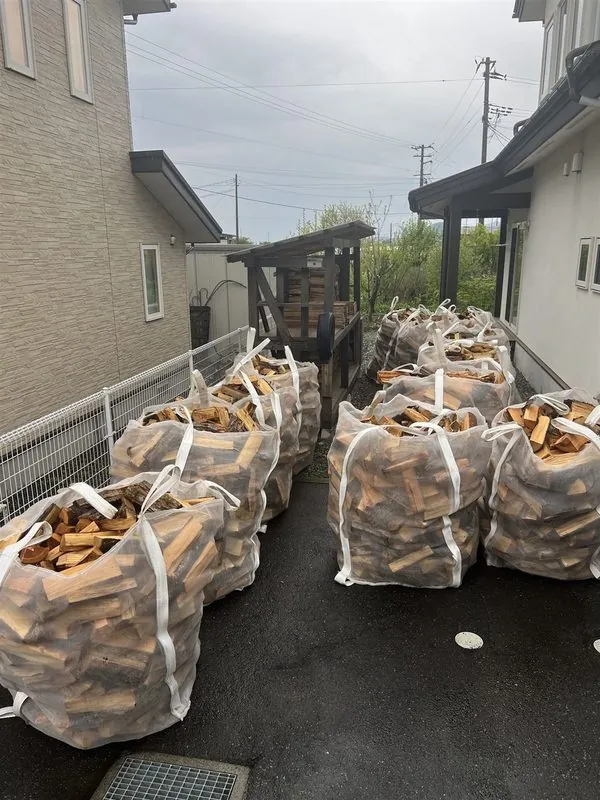 お客様のお庭先へフレコンバッグでまとめて納品した薪。岩手の薪配達