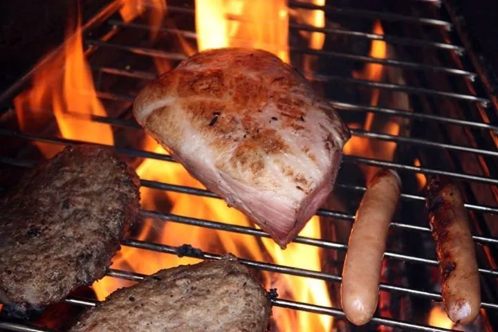 薪ストーブの炉で肉を炙る(写真:D'STYLE)