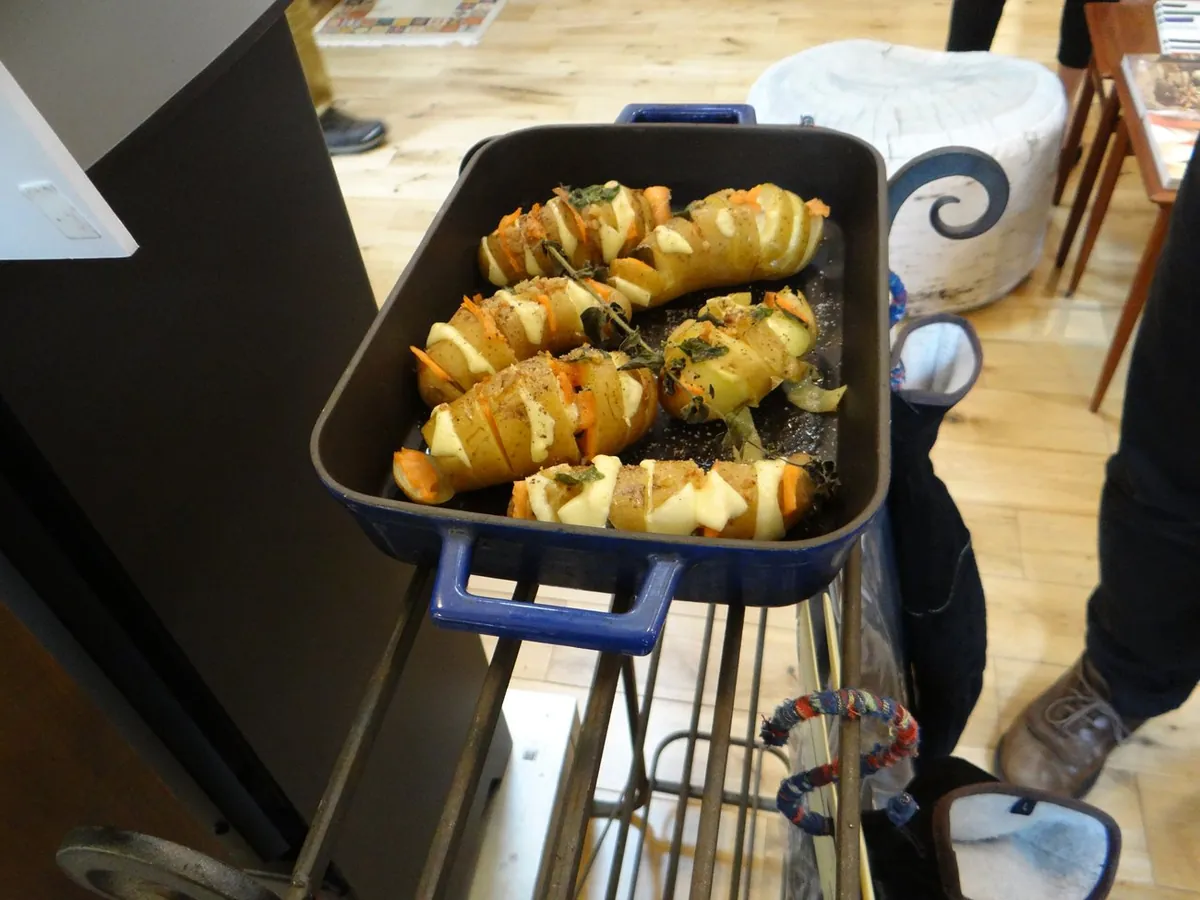 薪ストーブでつくる焼き芋・じゃがいも