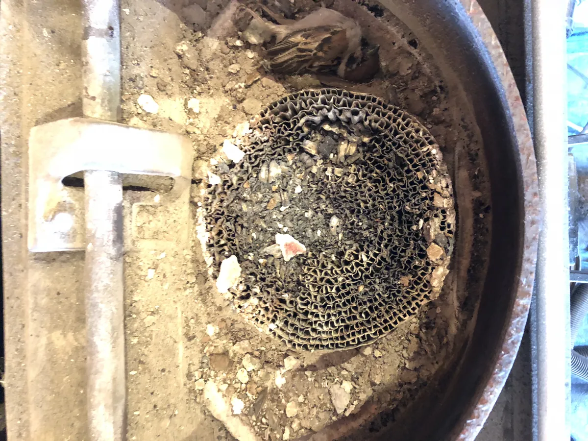 消耗した触媒、使い込まれた状態を記録してから新品に交換する