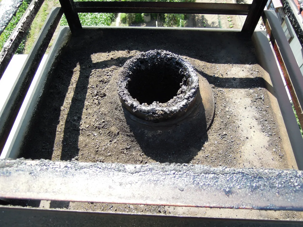 掃除後の煙突トップ、きれいに開口して通気を確保
