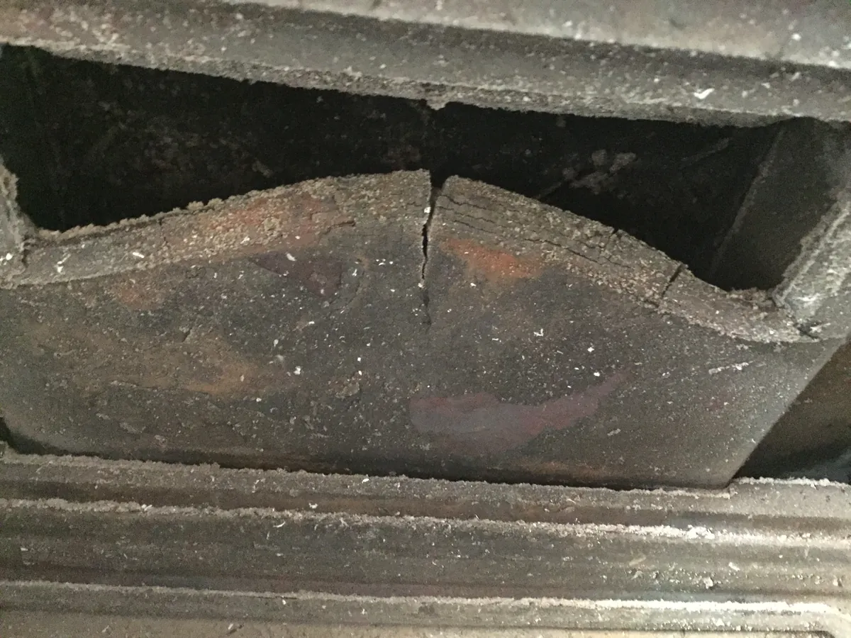 煙突掃除のブラシを通す準備、屋根の上での作業
