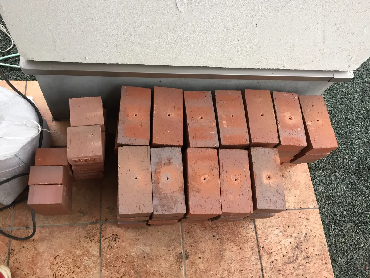 煙突掃除の道具一式、ブラシとロッドを並べる