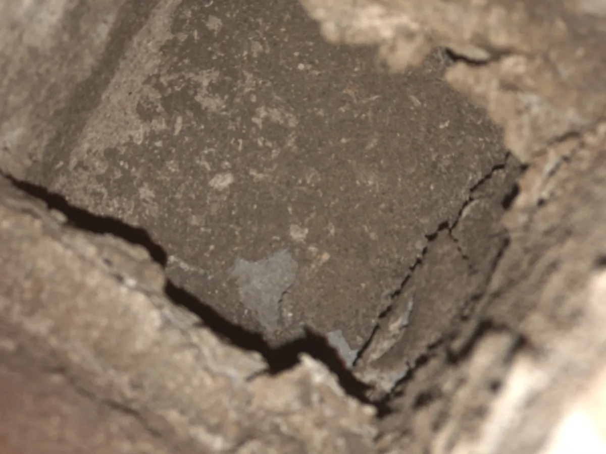 触媒の燃焼面を確認、詰まりや崩れの有無を見る
