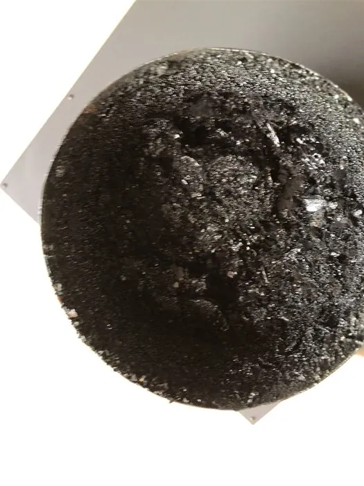煤がびっしり付いた煙突トップ(掃除前)