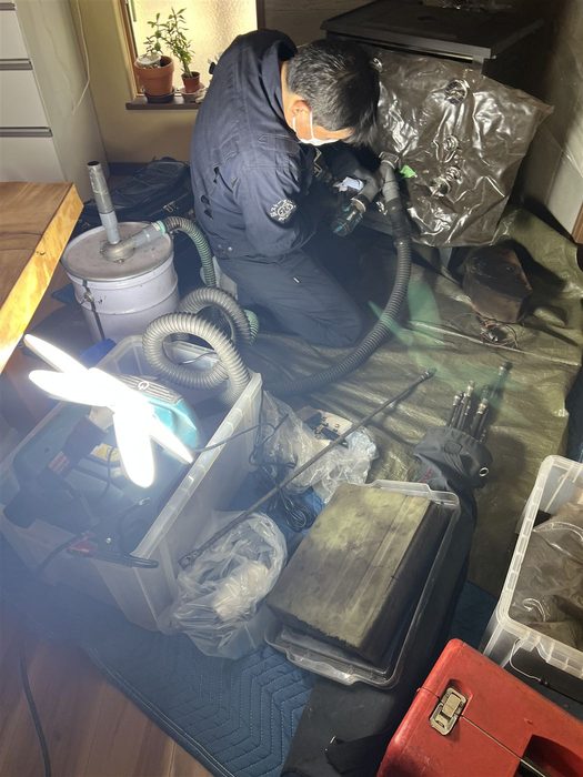 屋根の上での高所作業
