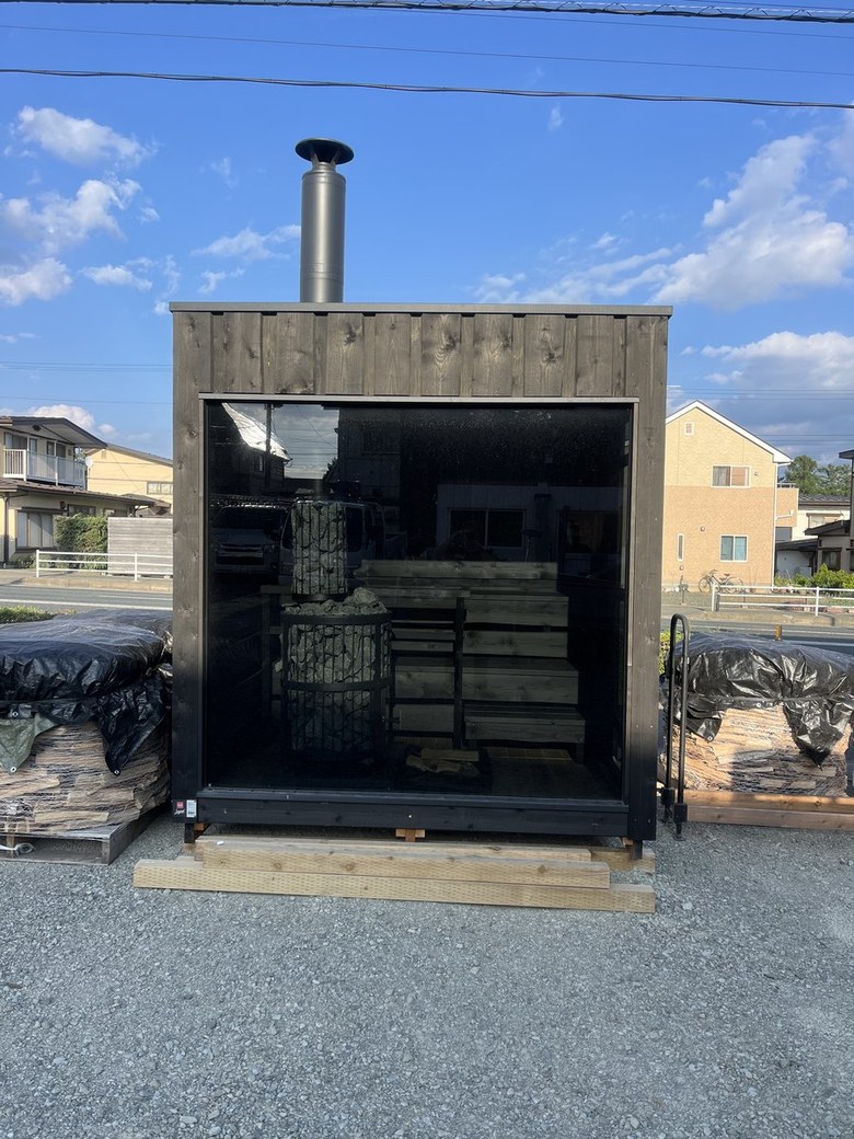 サウナ小屋を薪ストーブで