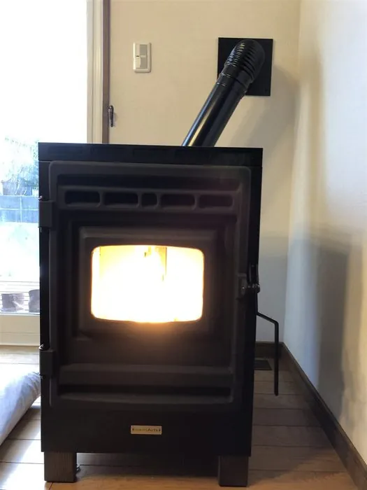 窓辺のペレットストーブに灯る炎