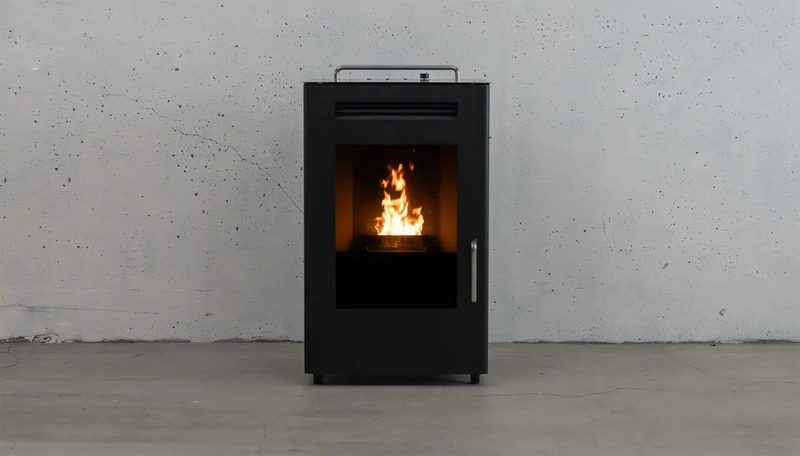トヨトミ PE-6 ペレットストーブのある、すっきりとした部屋に灯る炎