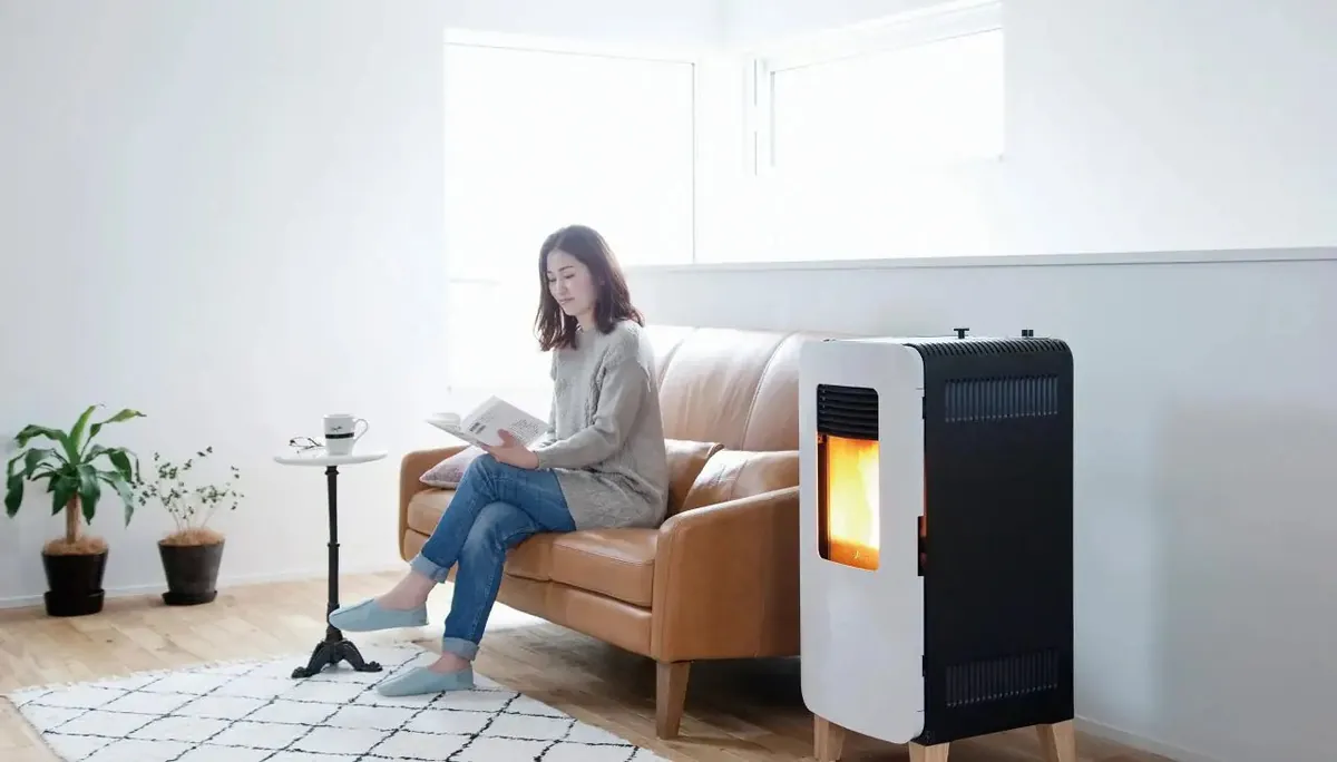 トヨトミ PE-6 ペレットストーブのそばでソファに座り読書する暮らし