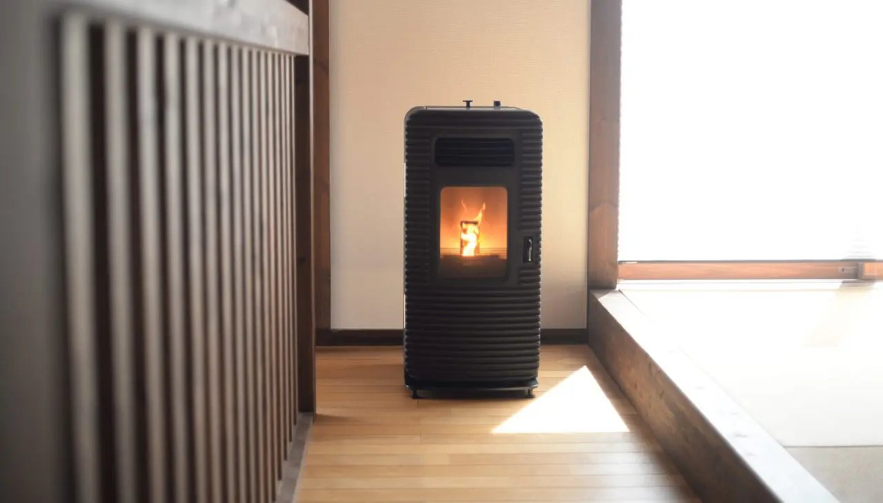 トヨトミ PE-6CT ペレットストーブのある窓辺の部屋