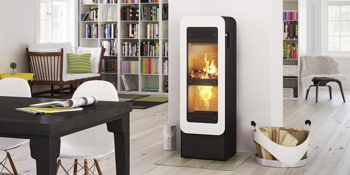 RAIS Bionic Fire 本棚に囲まれたリビングに立つタワー型薪ストーブ(写真:RAIS)