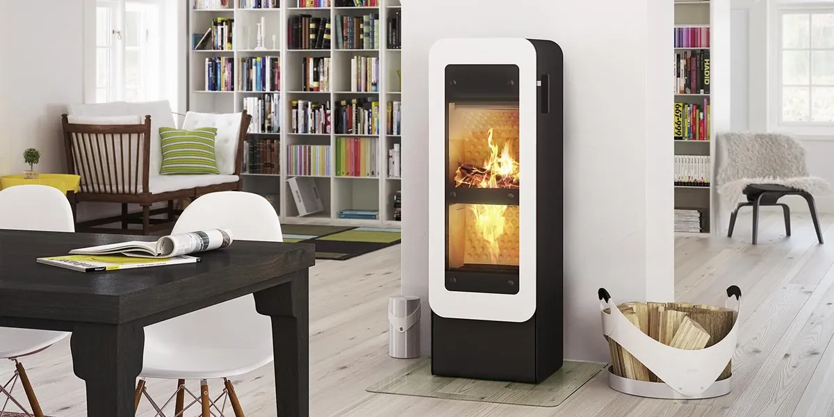 本棚の前の食卓のそばに、白い枠のBionic Fire。脇に薪かご