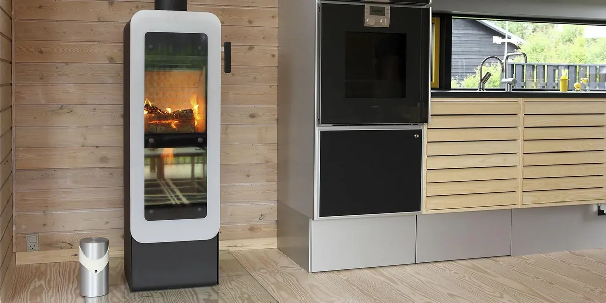 板張りの壁の台所の横に、Bionic Fire
