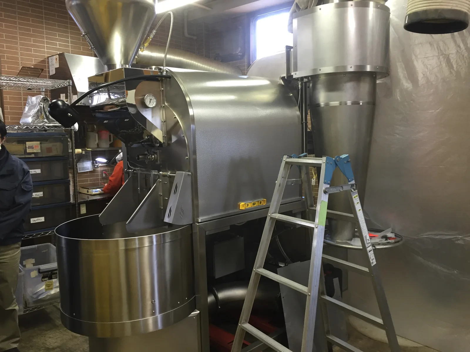 据付作業中のコーヒー焙煎機