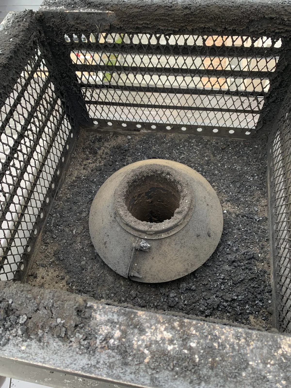 タールの付着した煙突トップ（掃除前）