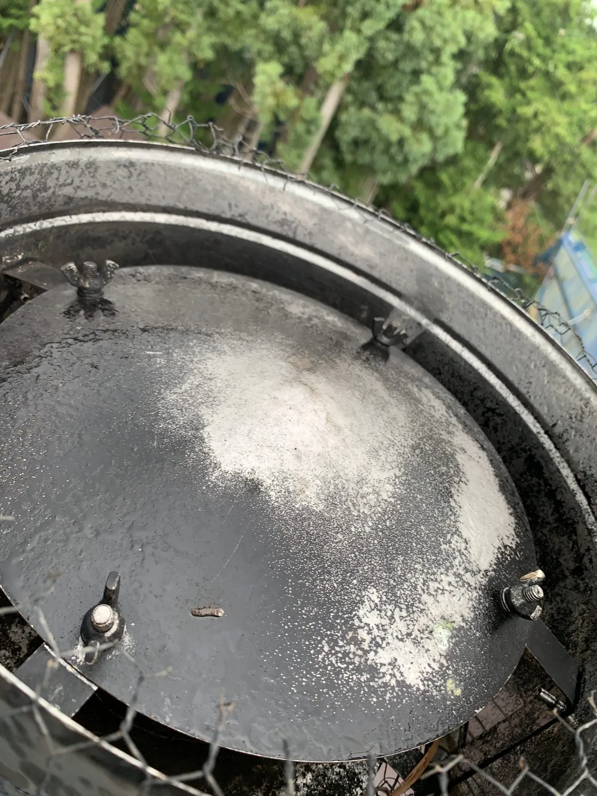 煙突トップの笠を外して清掃