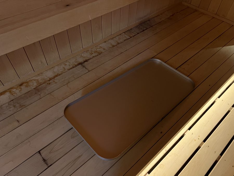 座面に茶色いシミが帯状に広がったサウナベンチ