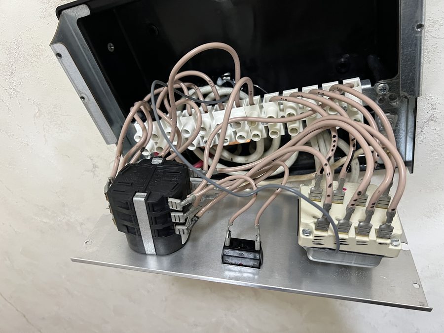 操作盤を開けて配線・部品を交換している作業中の内部