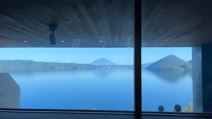 湖を望むサウナ室の窓