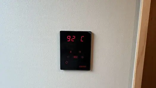 サウナ室のコントロールパネルに表示された92℃の温度表示