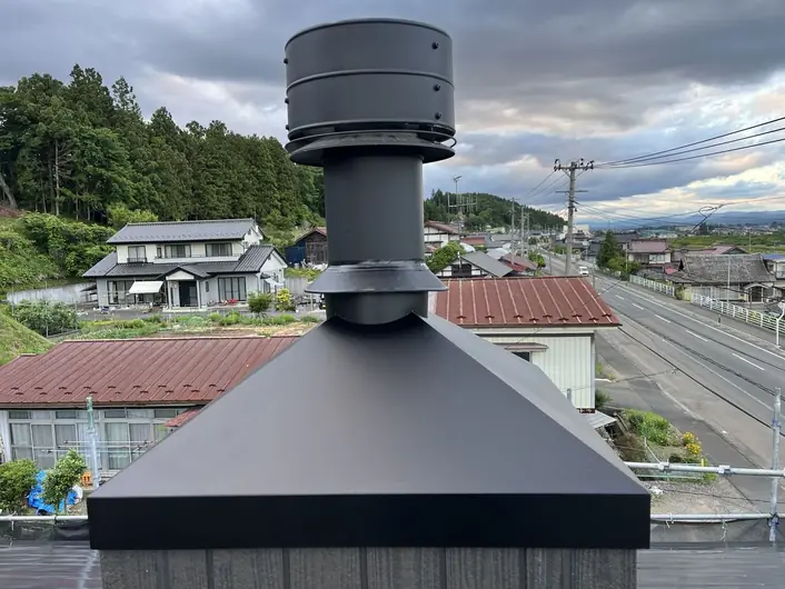 奥州市水沢で、特注のチムニーカバーを設置しました。