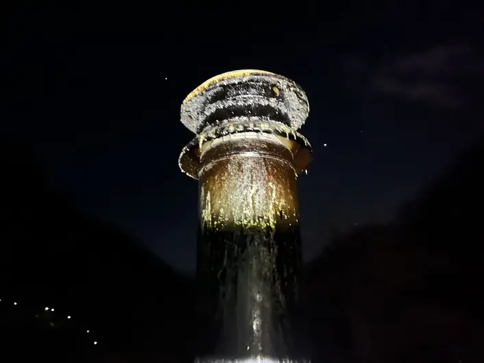 岩泉町で、冬の夜、ヘッドライトで煙突掃除。