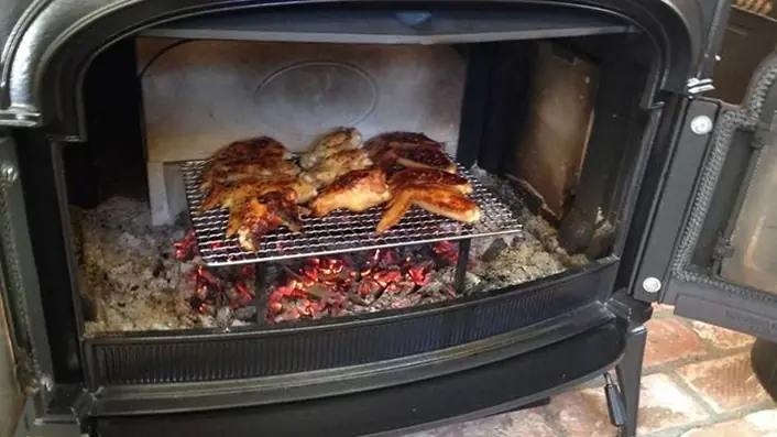薪ストーブで焼く肉とパン