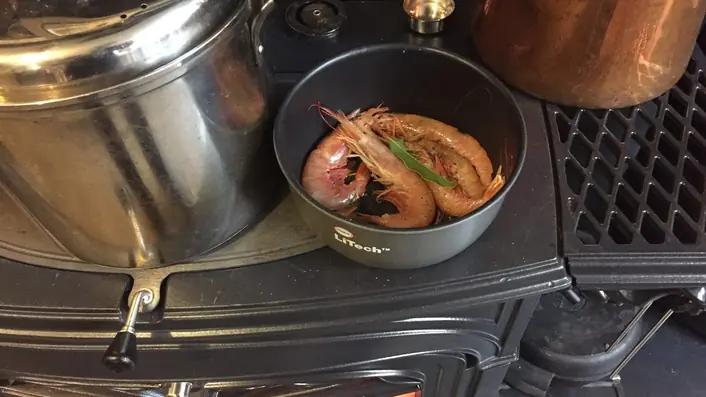 薪ストーブで焼く海の幸