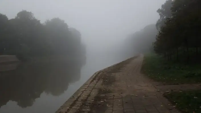 朝もやの湖