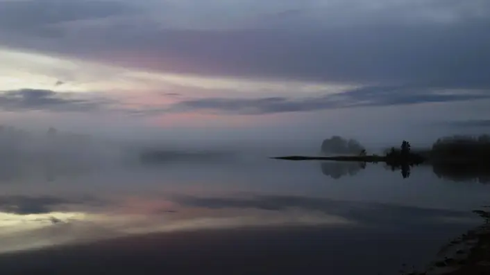 朝もやの湖