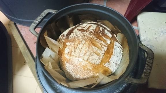 薪ストーブのダッチオーブンで焼いたパン