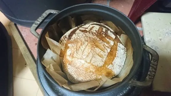 薪ストーブのダッチオーブンで焼いたパン