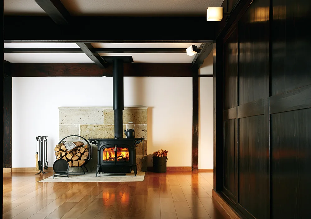 バーモントキャスティングス アンコール 和の設えの部屋に灯る炎（写真：Vermont Castings）