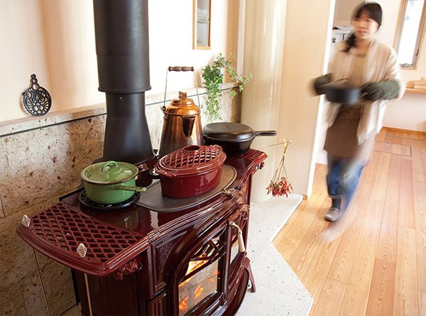 バーモントキャスティングス デファイアント 琺瑯ボルドーでの調理シーン（写真：Vermont Castings）
