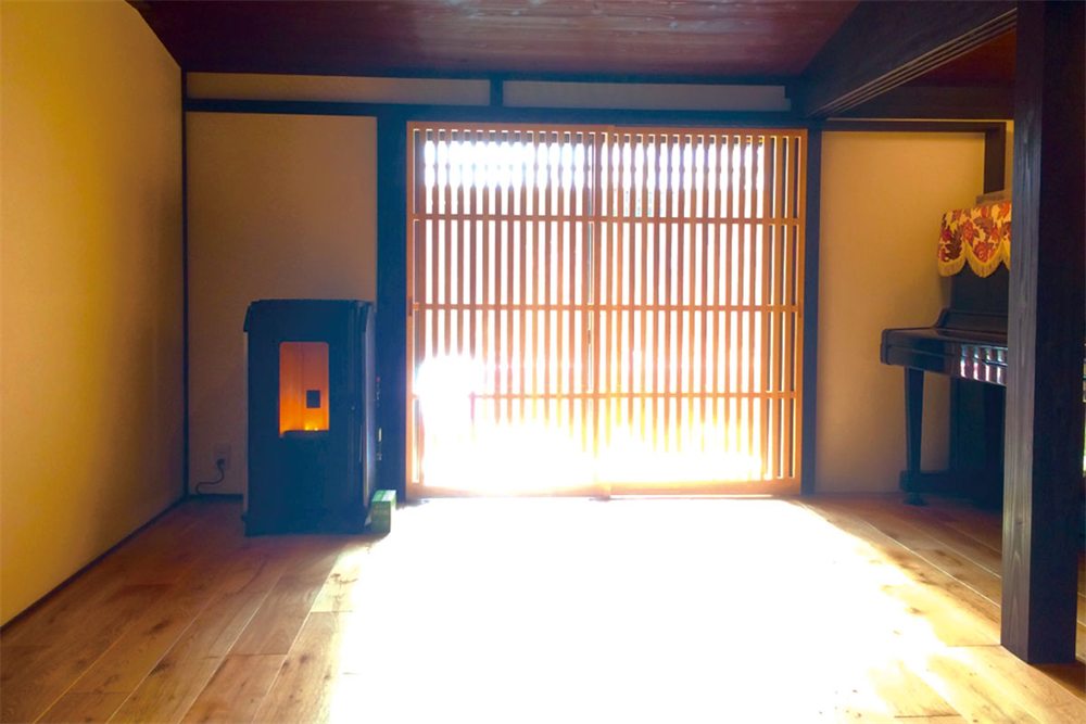 和室に置かれたウォームアーツのペレットストーブ