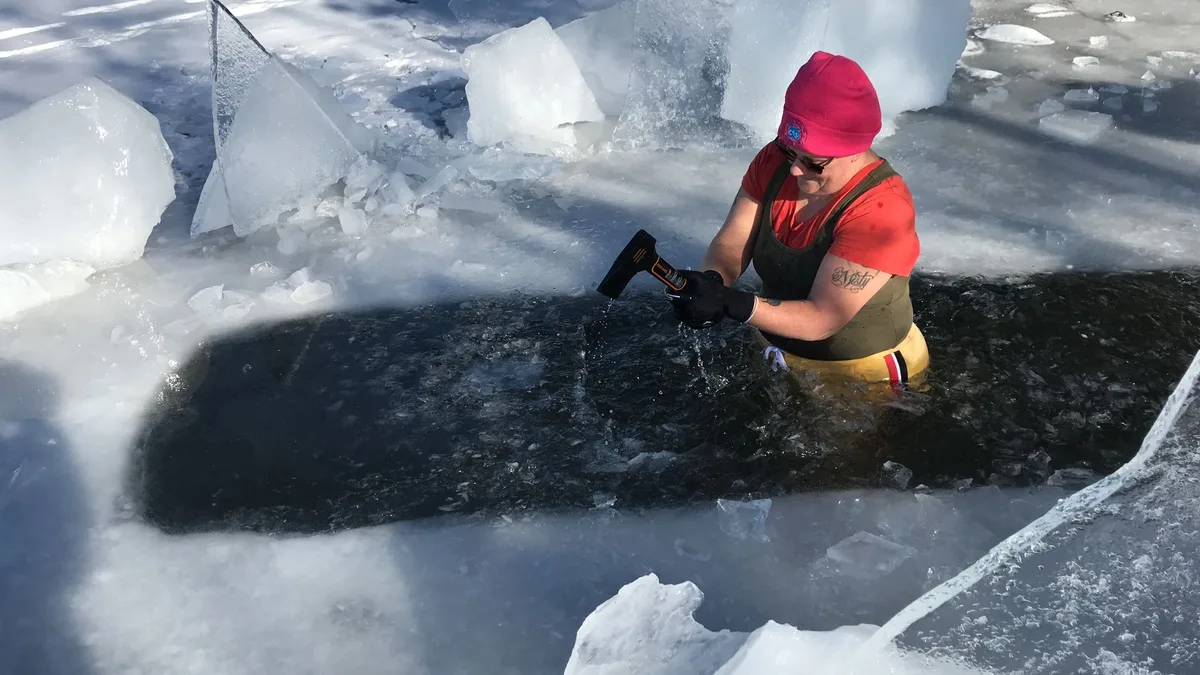 凍った湖に開けたアヴァントの穴