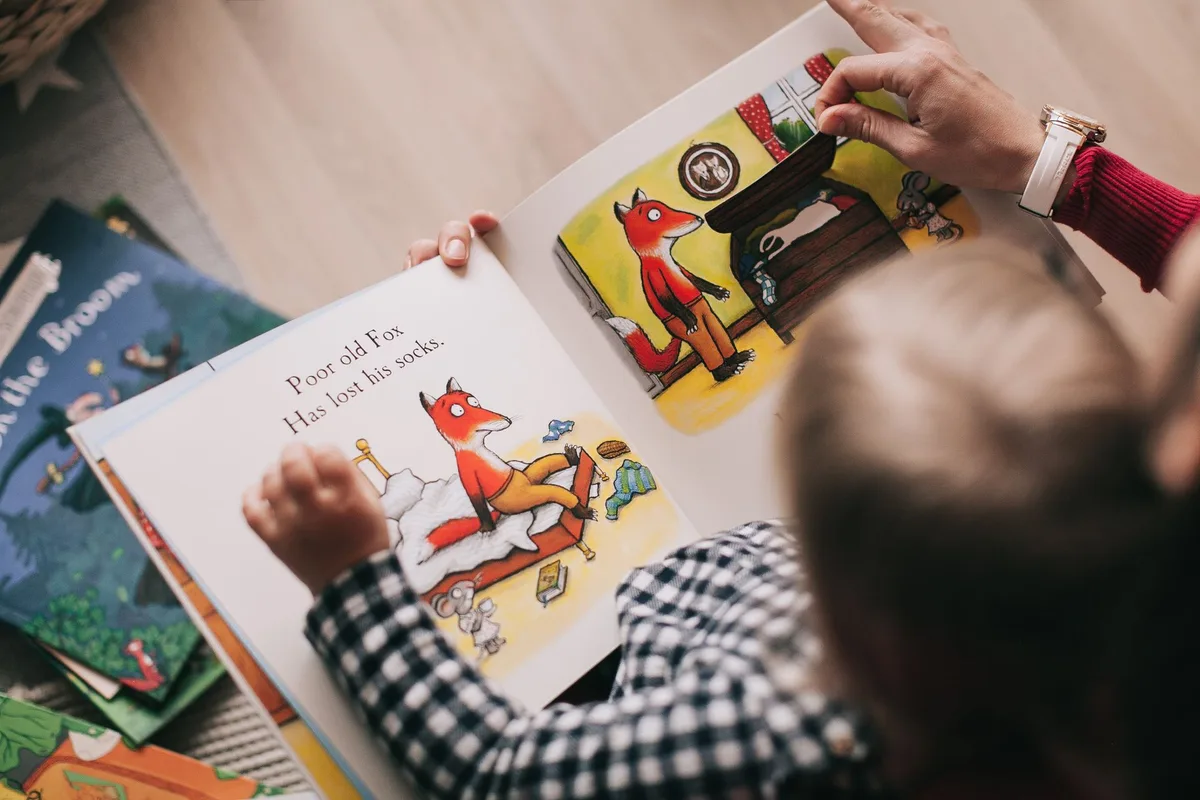 大人と子どもが絵本を読む室内