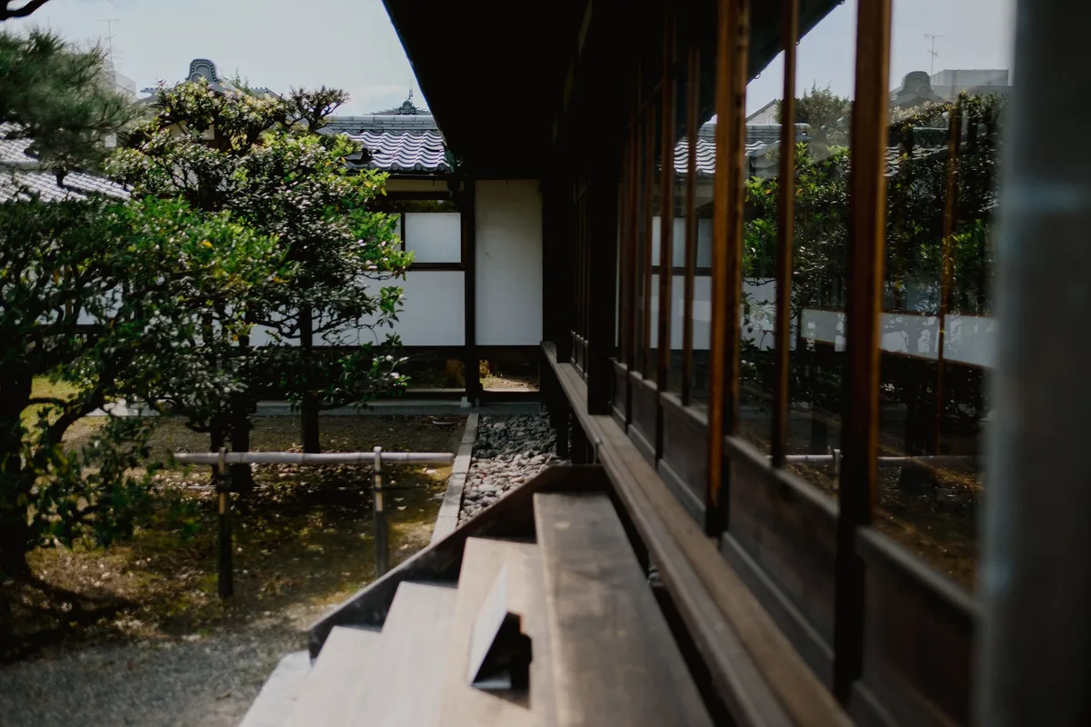 木造の縁側と庭が見える日本建築