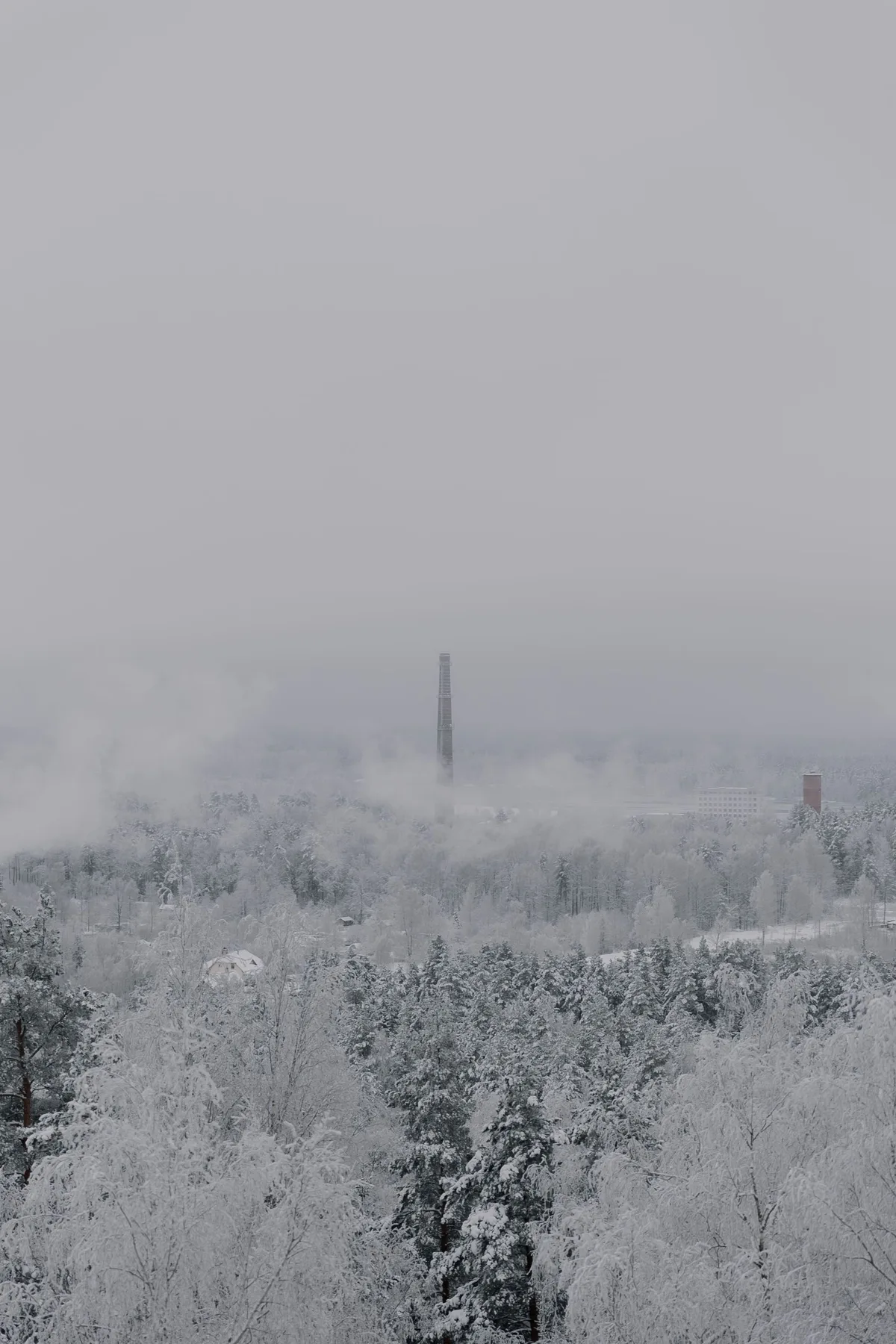 雪景色と遠くに見える煙突