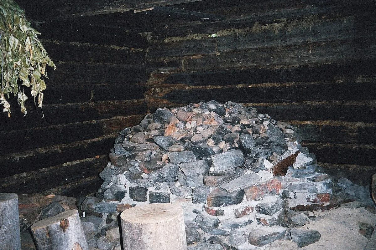 フィンランドの湖畔に建つ伝統的な木造サウナ小屋