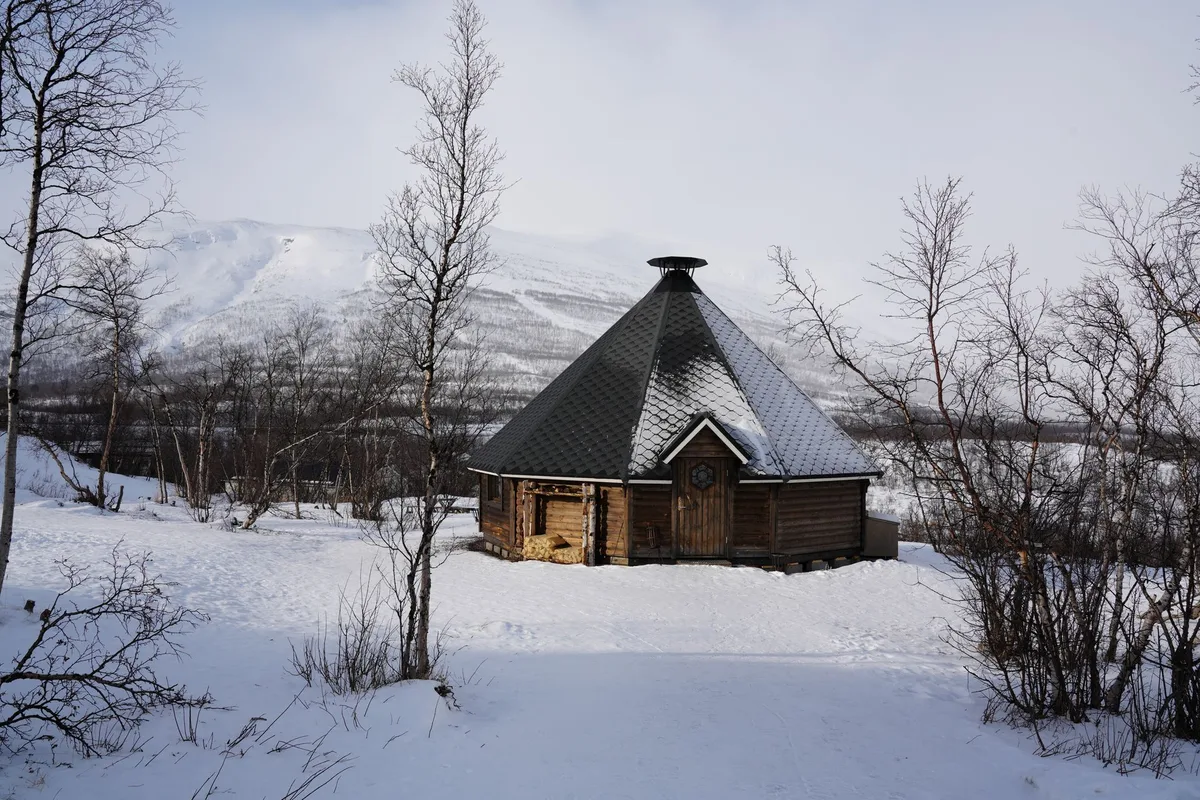雪景色に包まれたラップランドの伝統的な小屋