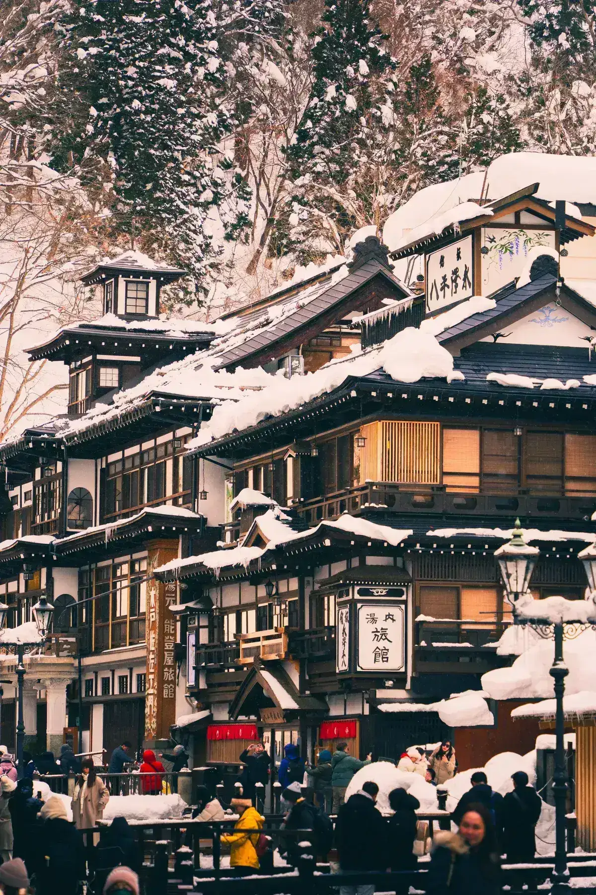 雪の木々に囲まれた伝統的な日本の露天風呂