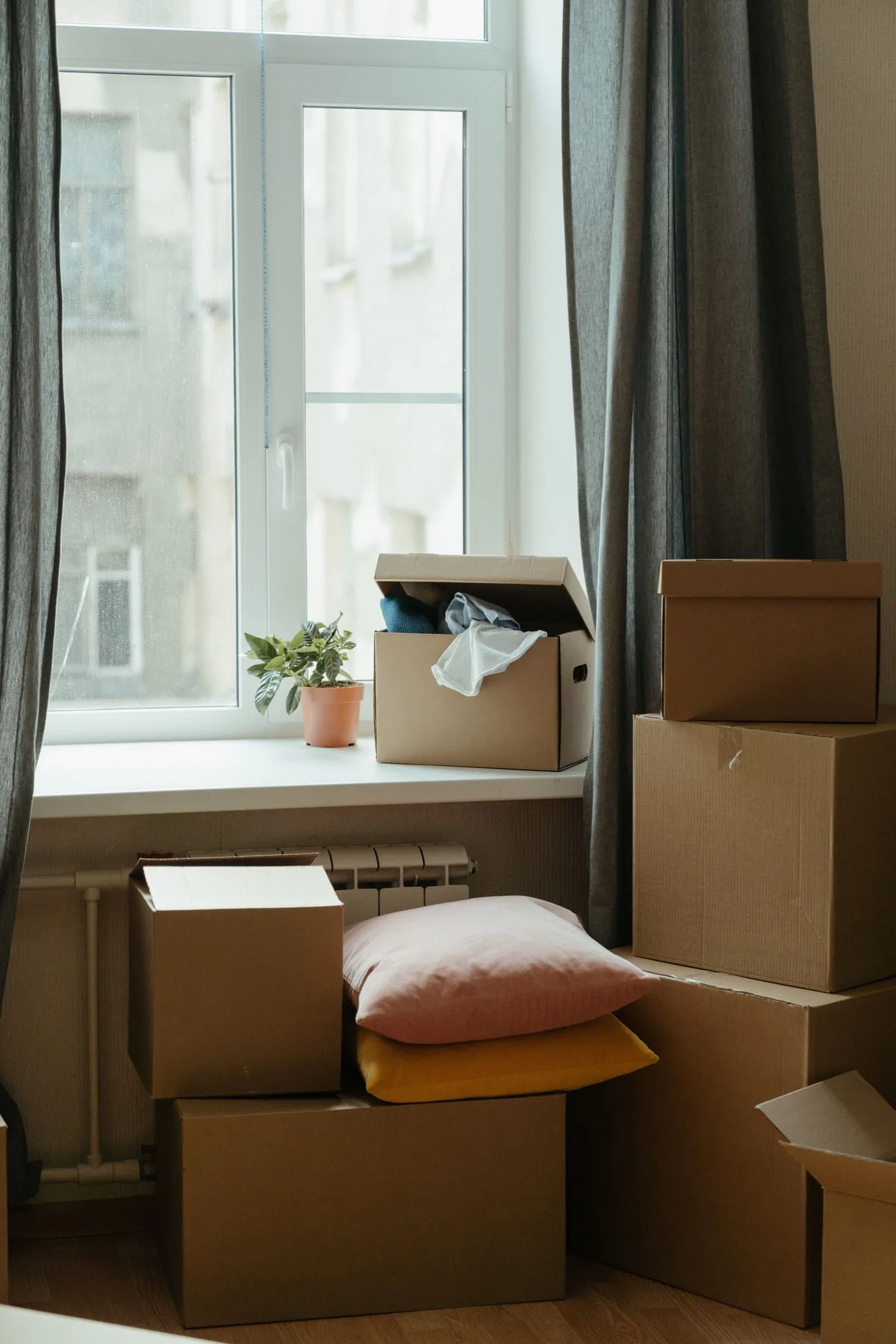日当たりの良い部屋に積まれた引越し用段ボール